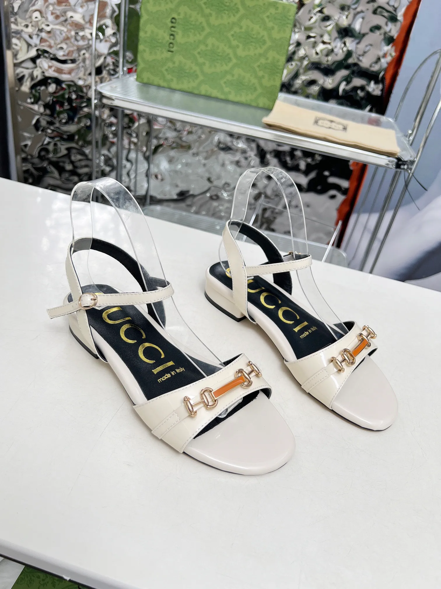 👟👟Ex-factory price 380👟👟 🔥🔥🔥Gucci 2005 new horsebit sandals! High heels are versatile and slimming, and use the original 1:1 hardware! The fabric is made of first-layer cow patent leather! The standard size of the stepping sheep inside is 35/40 (41 can be customized and will not be returned) Color: black, white, meat optional Heel height 3 cm